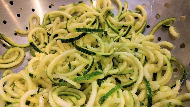 zucchini noodles in colander